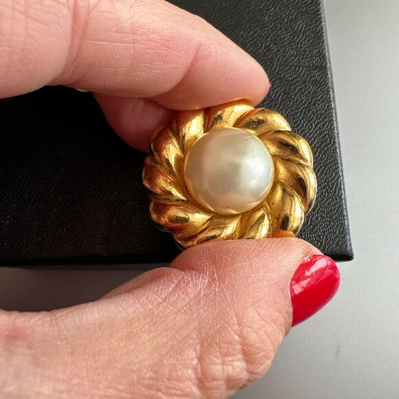 PREOWNED Chanel Vintage Gold-Plated Faux Pearl Clip On Earrings (with Box) - Picture 4 of 8